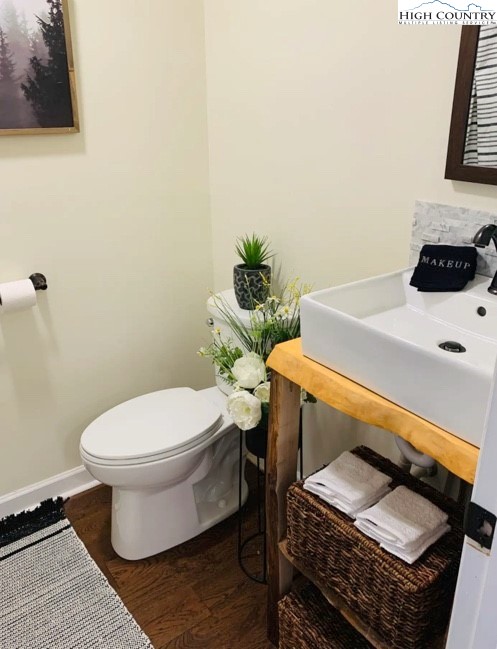 301 Pinnacle Inn Road, Unit 4315 Beech Mountain, NC 28604 - Photo 14 of 33 a bathroom with a sink and a toilet