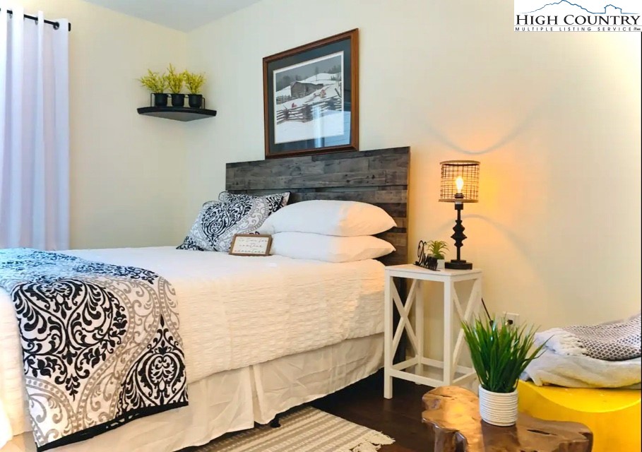 301 Pinnacle Inn Road, Unit 4315 Beech Mountain, NC 28604 - Photo 4 of 33 a bedroom with a bed and potted plant