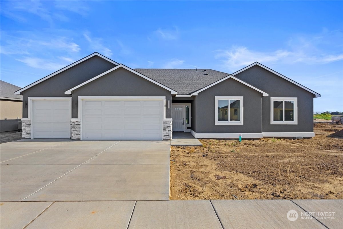 1217 East Cascade Street Othello, WA 99344 - Photo 1 of 32