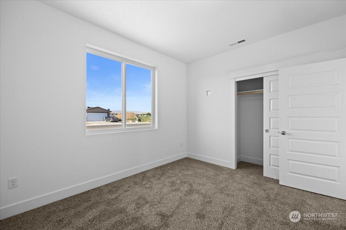 1217 East Cascade Street Othello, WA 99344 - Photo 3 of 32