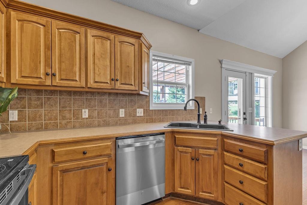 2708 Meadow Ridge Drive St. Joseph, MO 64504 - Photo 12 of 60