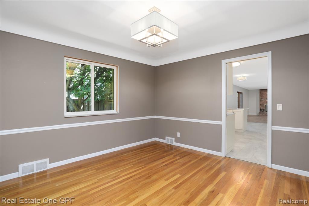 724 South Rosedale Court Grosse Pointe Woods, MI 48080 - Photo 16 of 31