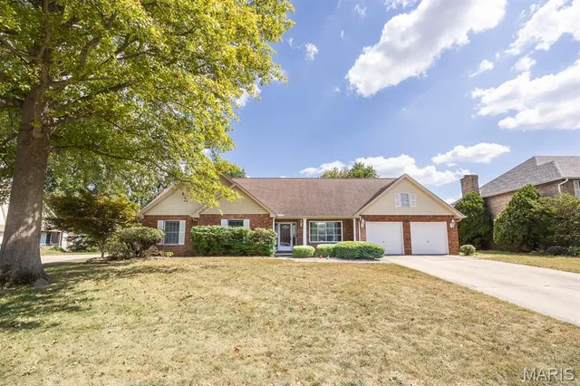 $365,000 | 130 Hickory Lake, Belleville, IL 62223