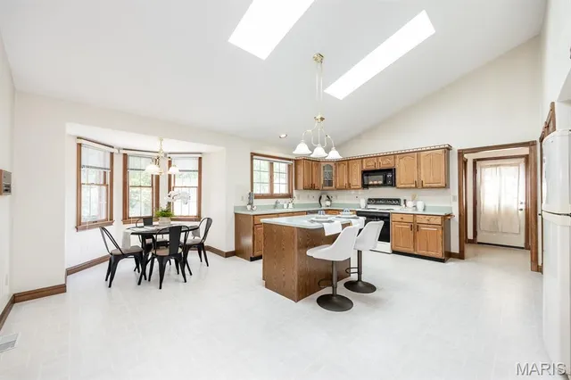 $365,000 | 130 Hickory Lake, Belleville, IL 62223