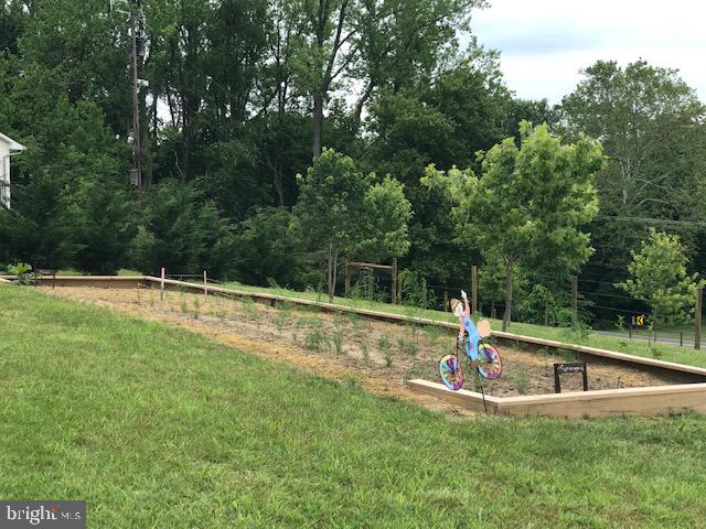 970 St George Barber Road Davidsonville, MD 21035 - Photo 58 of 69 a view of a water with a fountain