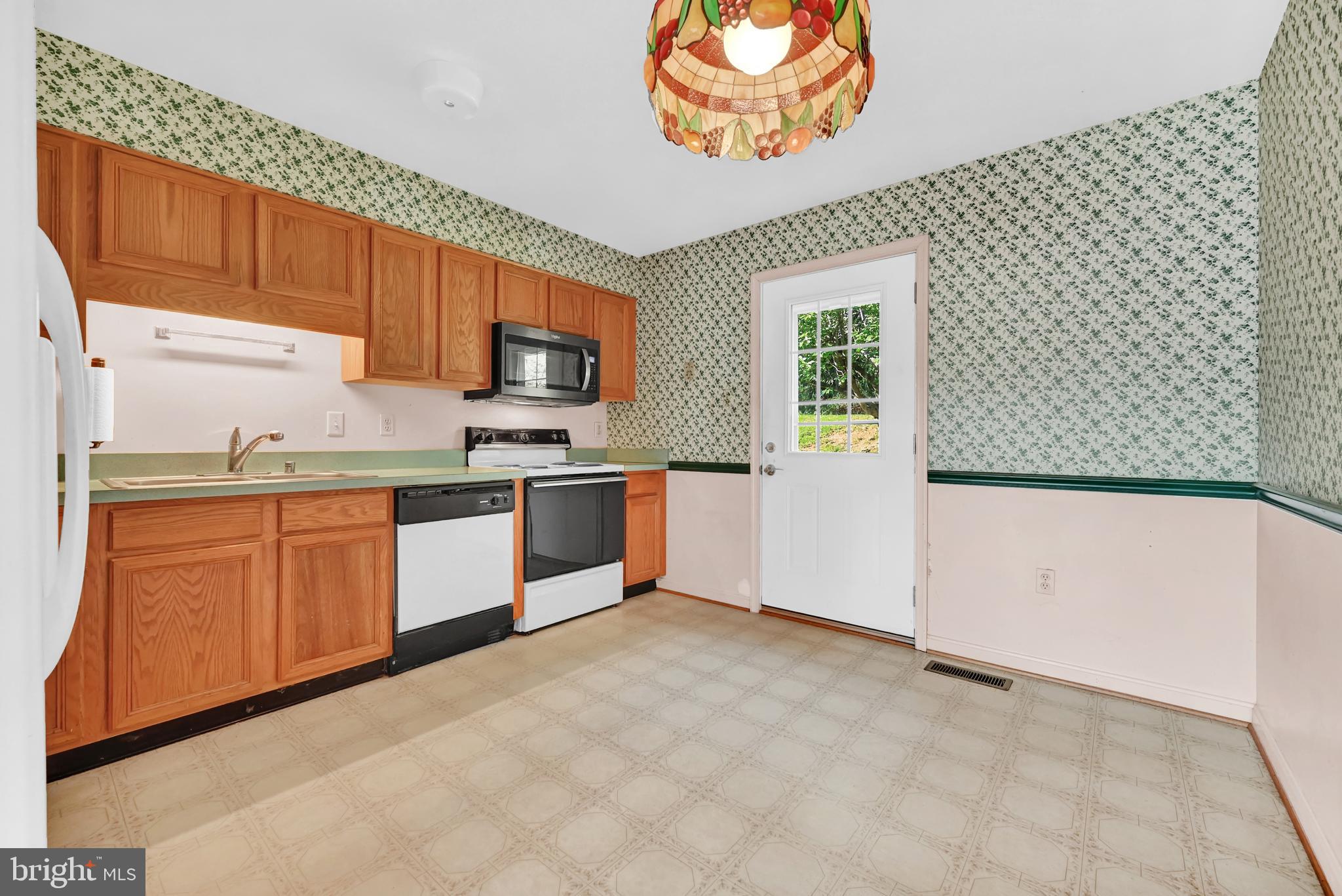 3219 Atlee Ridge Road New Windsor, MD 21776 - Photo 12 of 38 kitchen with access to backyard