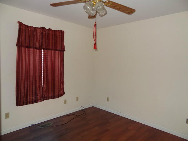 407 Smith Road Crossville, TN 38571 - Photo 12 of 21 1st guest room