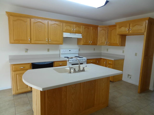 407 Smith Road Crossville, TN 38571 - Photo 3 of 21 breakfast island