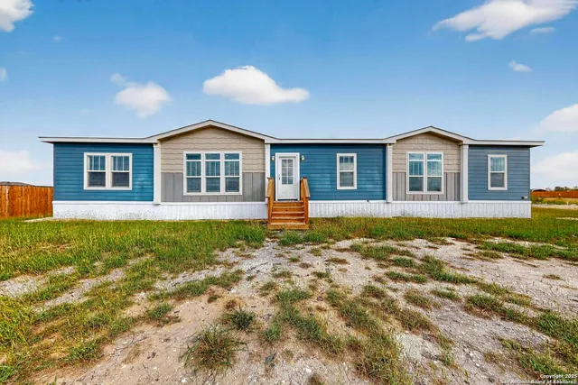 $269,900 | 173 Medina Verde Drive, Natalia, TX 78059