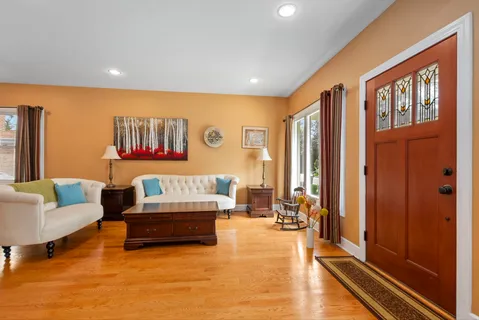 $375,000 | 3858 West 99th Street, Evergreen Park, IL 60805