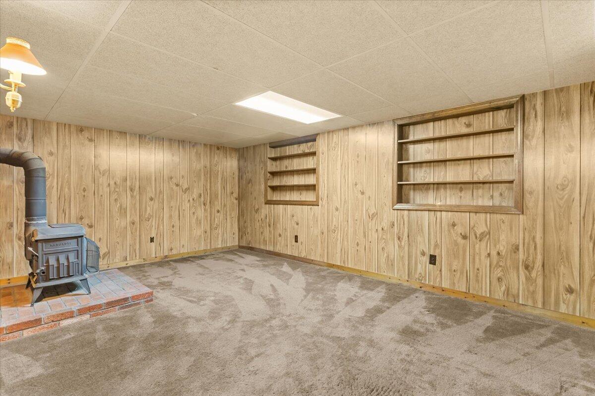 515 County Road Pocasset, MA 02559 - Photo 44 of 66 an empty room with windows