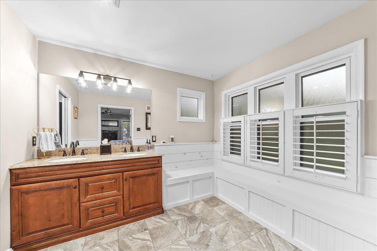 51 Ridings Way Chadds Ford, PA 19317 - Photo 41 of 57 Elegant en suiteprimary bath with classic charm