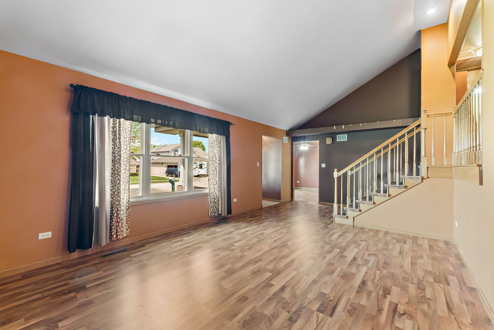 372 Jefferson Street Manteno, IL 60950 - Photo 5 of 24 a view of an front door