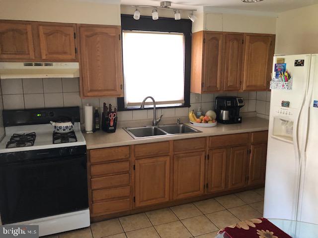 1513 Frush Valley Road Reading, PA 19605 - Photo 5 of 14 Kitchen
