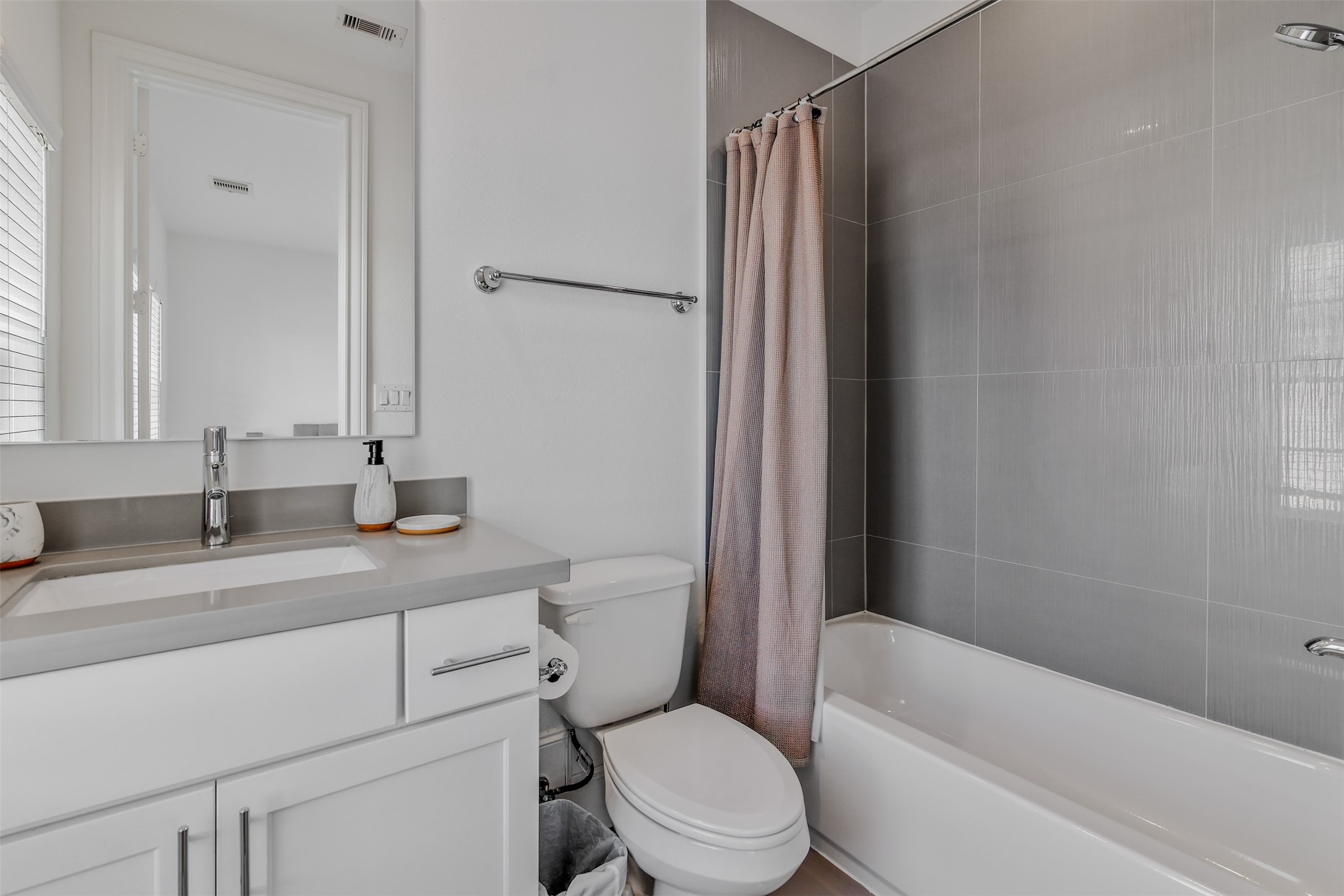 10943 Grove Tree Lane Houston, TX 77043 - Photo 16 of 31