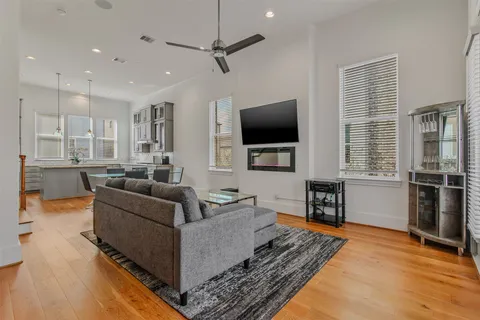 $3,500 | 10943 Grove Tree Lane, Houston, TX 77043