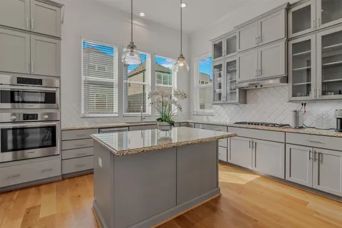 $3,500 | 10943 Grove Tree Lane, Houston, TX 77043