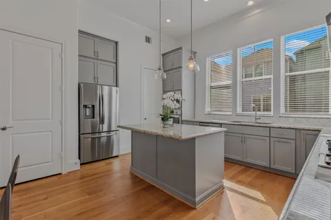 $3,500 | 10943 Grove Tree Lane, Houston, TX 77043