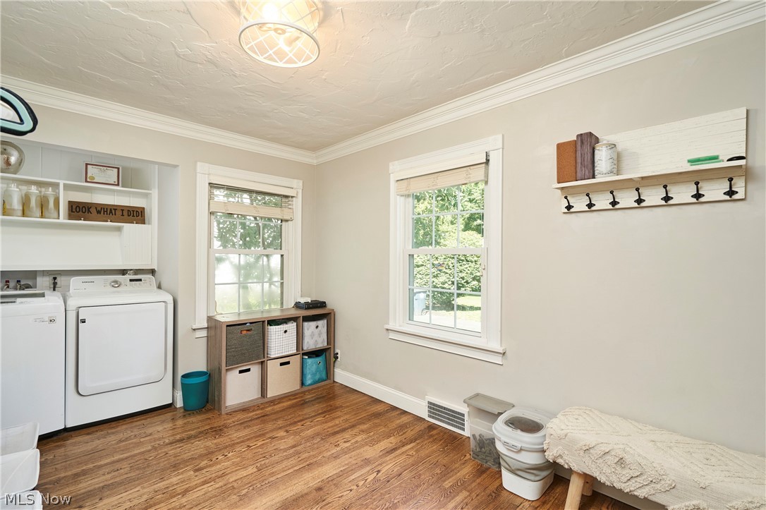 183 Overwood Road Akron, OH 44313 - Photo 18 of 34 laundry/ mud room, that can function as office. laundry also in basement.