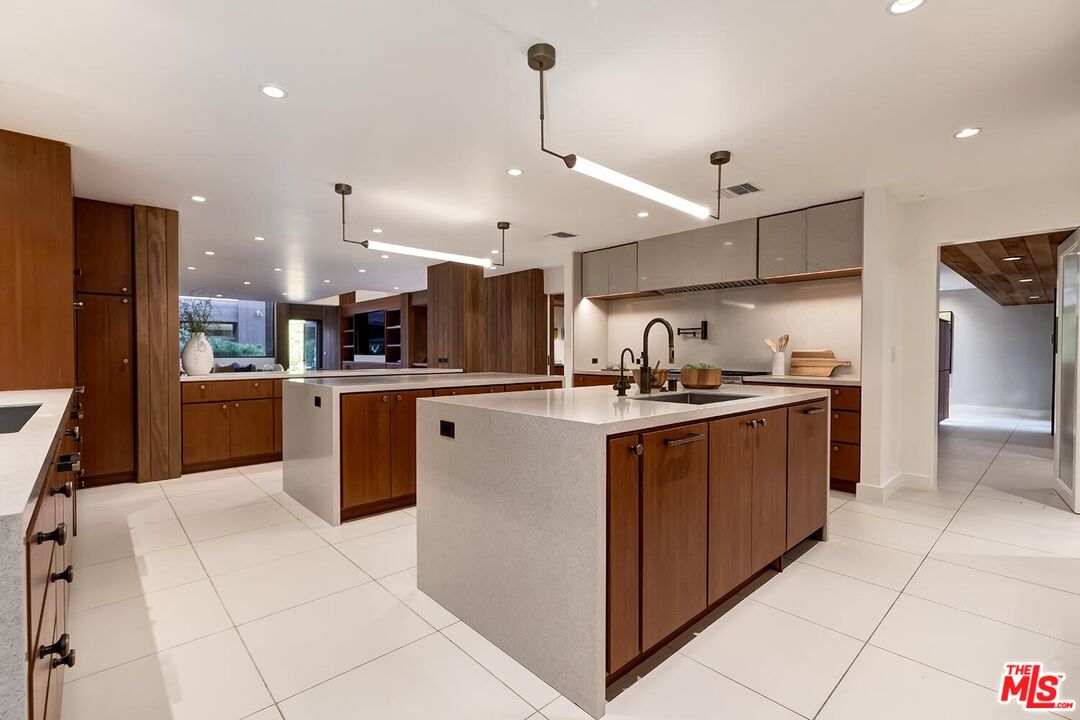 604 North Alpine Drive Beverly Hills, CA 90210 - Photo 12 of 29