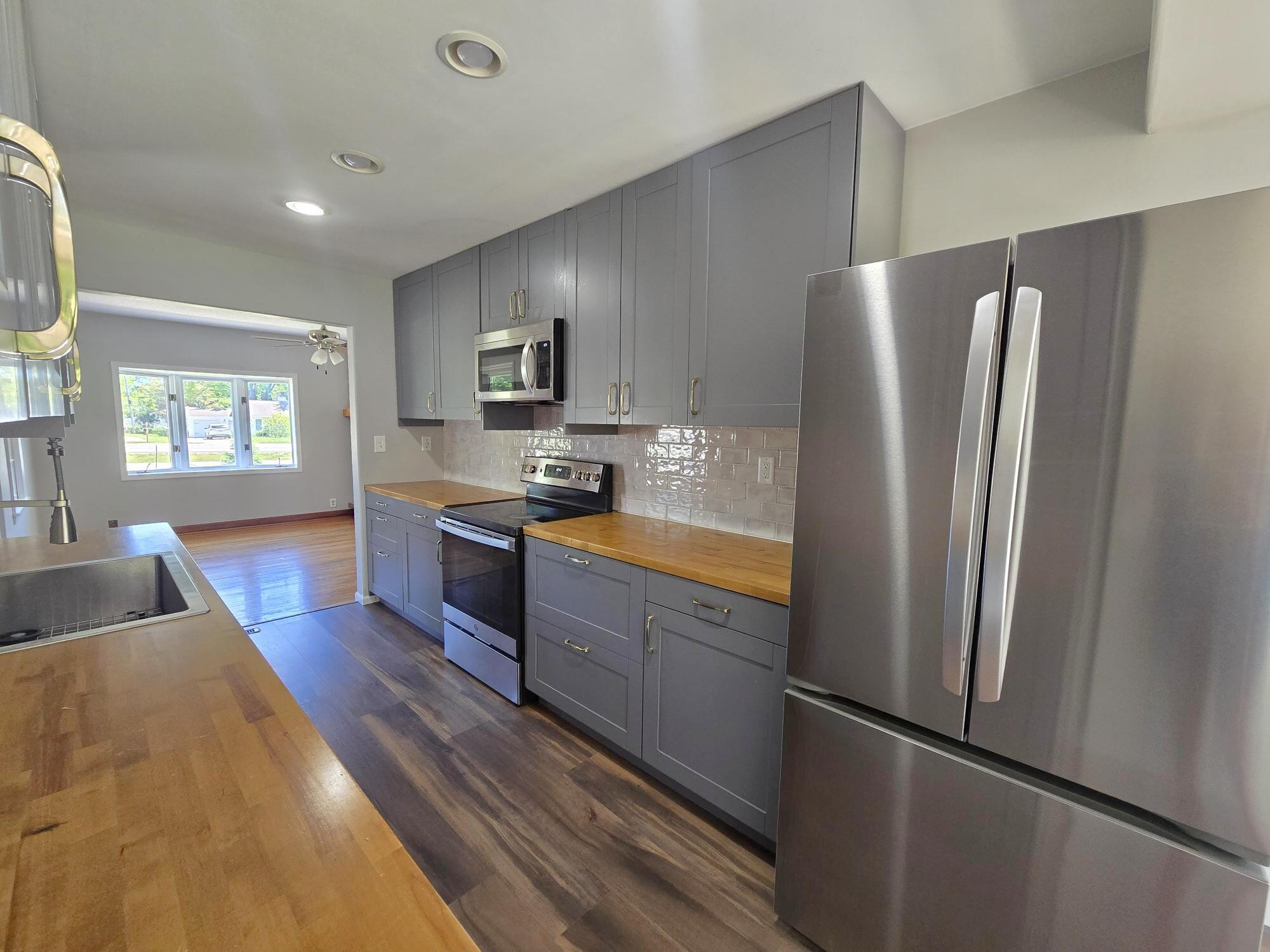 1705 South Calhoun Road New Berlin, WI 53146 - Photo 4 of 14 kitchen
