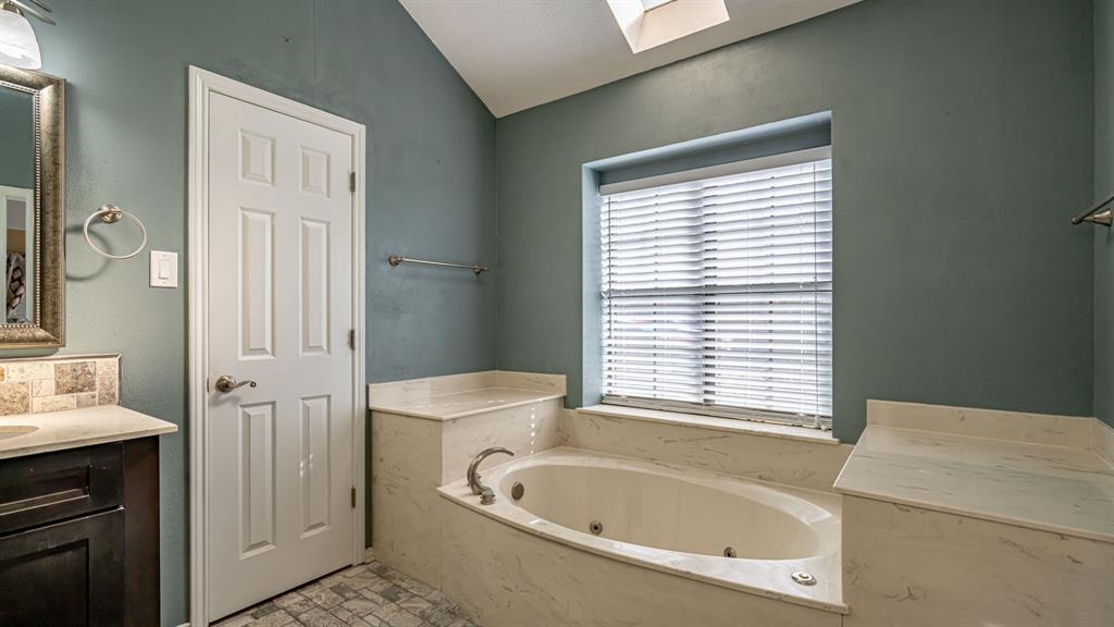4018 View Point Drive Granbury, TX 76048 - Photo 28 of 38 Large jetted garden tub