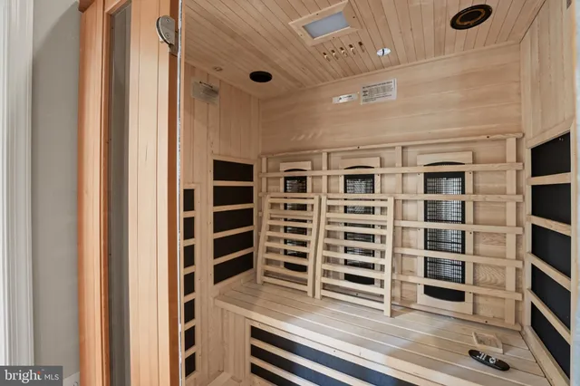 $1,275,000 | 100 Heglar Oaks Court, Herndon, VA 20170