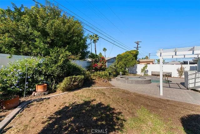 a view of a backyard