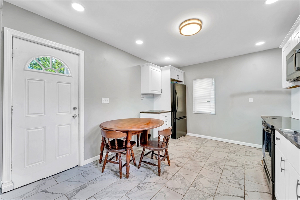 108 Marble Street Springfield, MA 01105 - Photo 3 of 23