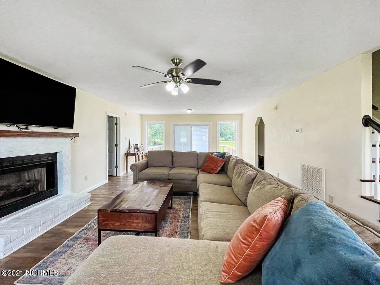 315 Hewitt Road Richlands, NC 28574 - Photo 8 of 52 Living Room