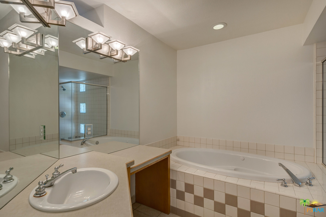 100 East Stevens Road, Unit 509 Palm Springs, CA 92262 - Photo 29 of 37 a bathroom with a bathtub and a sink