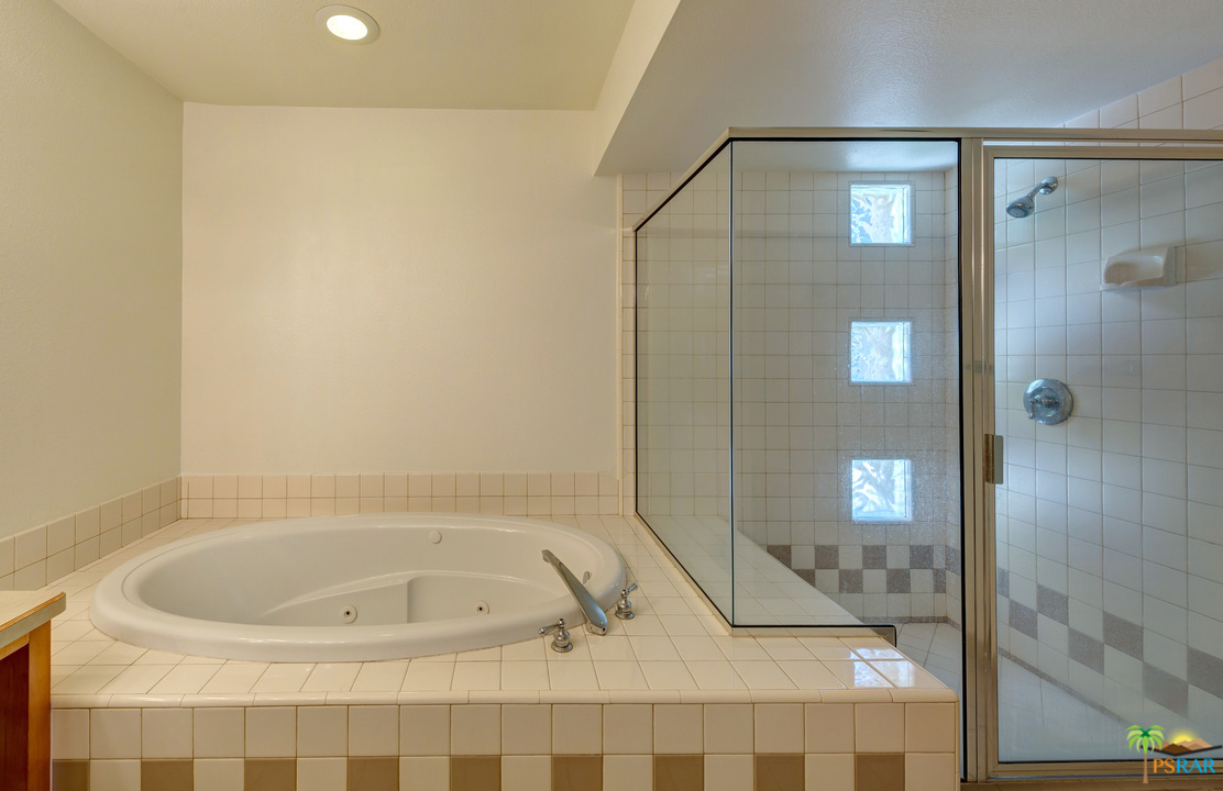 100 East Stevens Road, Unit 509 Palm Springs, CA 92262 - Photo 30 of 37 a bathroom with a bathtub and shower