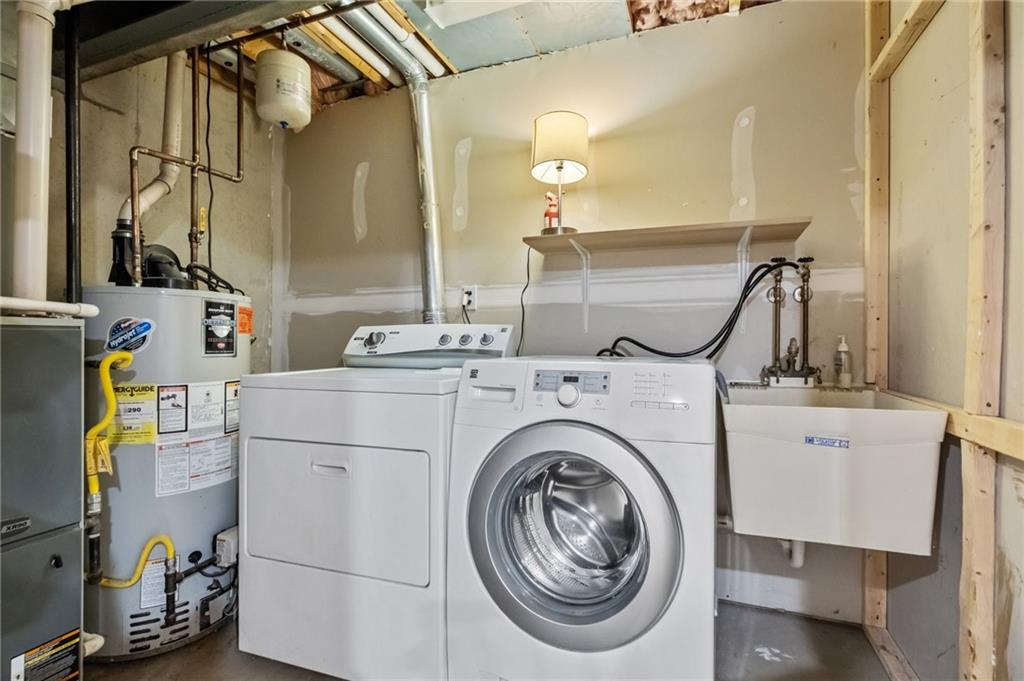 32 Castle View Drive McKees Rocks, PA 15136 - Photo 30 of 34 a utility room with dryer and washer