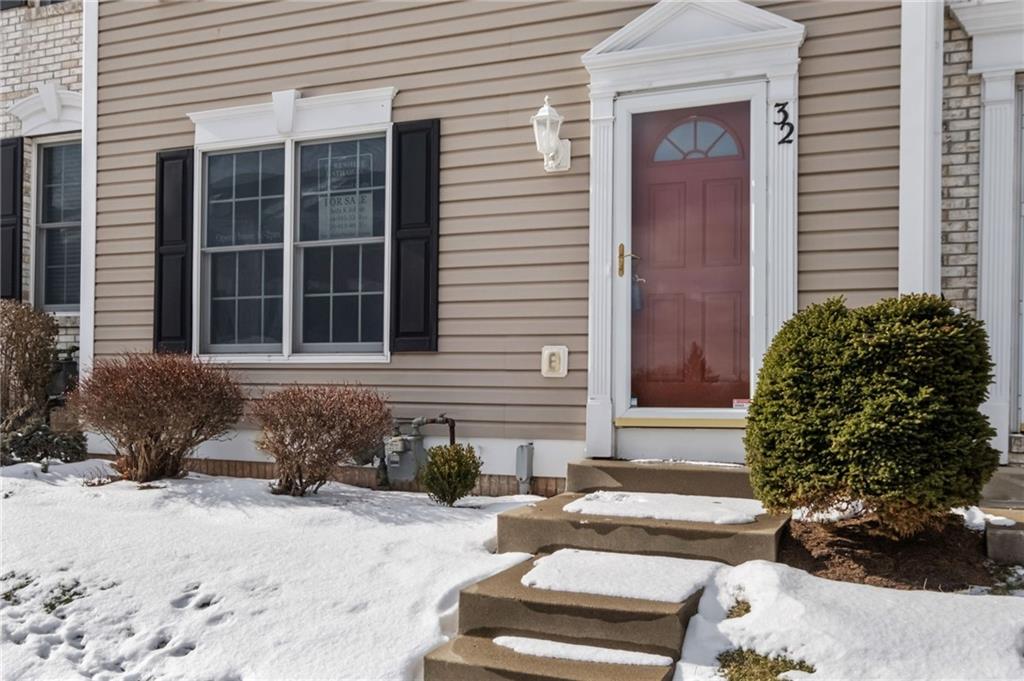 32 Castle View Drive McKees Rocks, PA 15136 - Photo 3 of 34 a front view of a house
