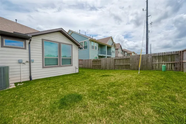 a view of a house with backyard and garden