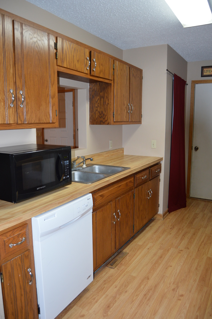 1260 Deerpath Drive Morris, IL 60450 - Photo 5 of 13 a kitchen with stainless steel appliances granite countertop a stove a sink and a refrigerator