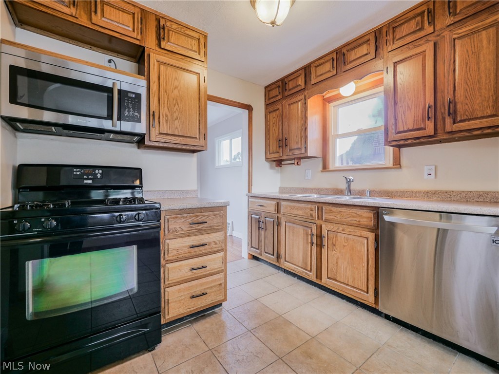 6707 Ackley Road Parma, OH 44129 - Photo 4 of 35