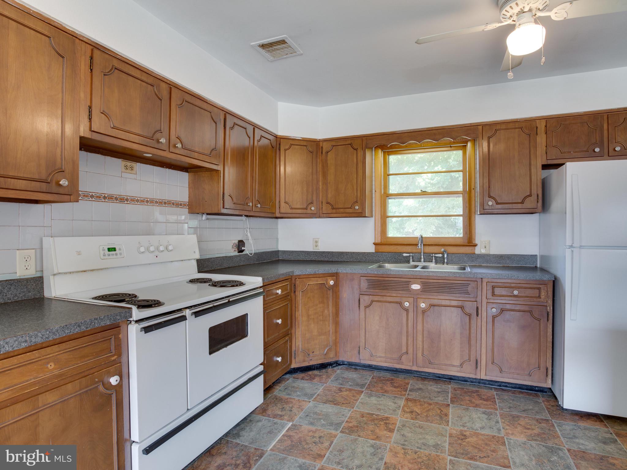 13750-h G H G Trueman Road Solomons, MD 20688 - Photo 18 of 48 kitchen