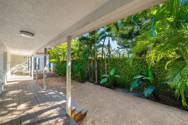 a view of a backyard