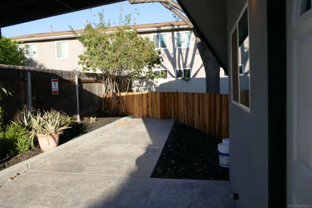 a view of a backyard