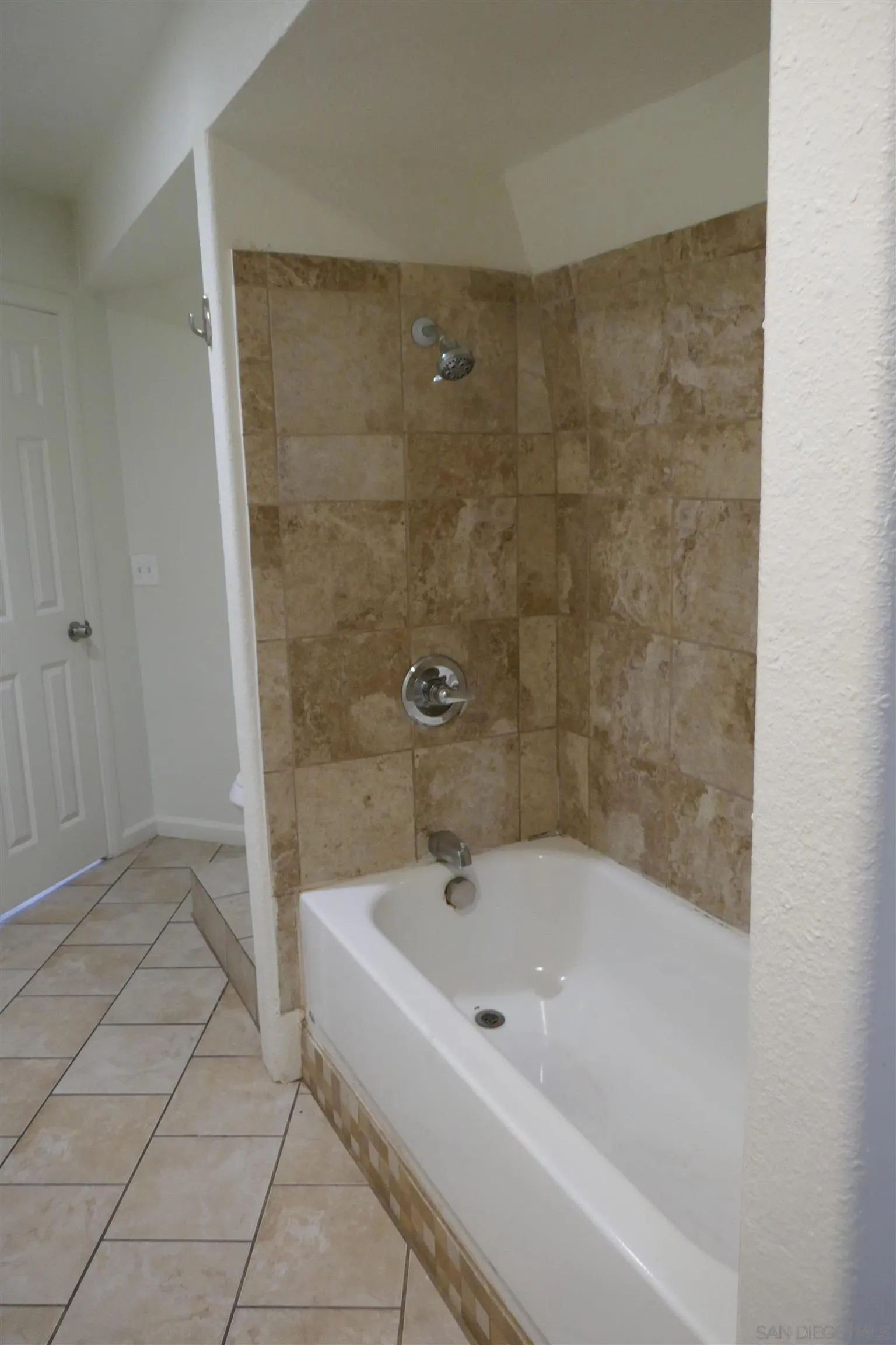 1015 Oro Street El Cajon, CA 92021 - Photo 8 of 14 a bathroom with a bathtub