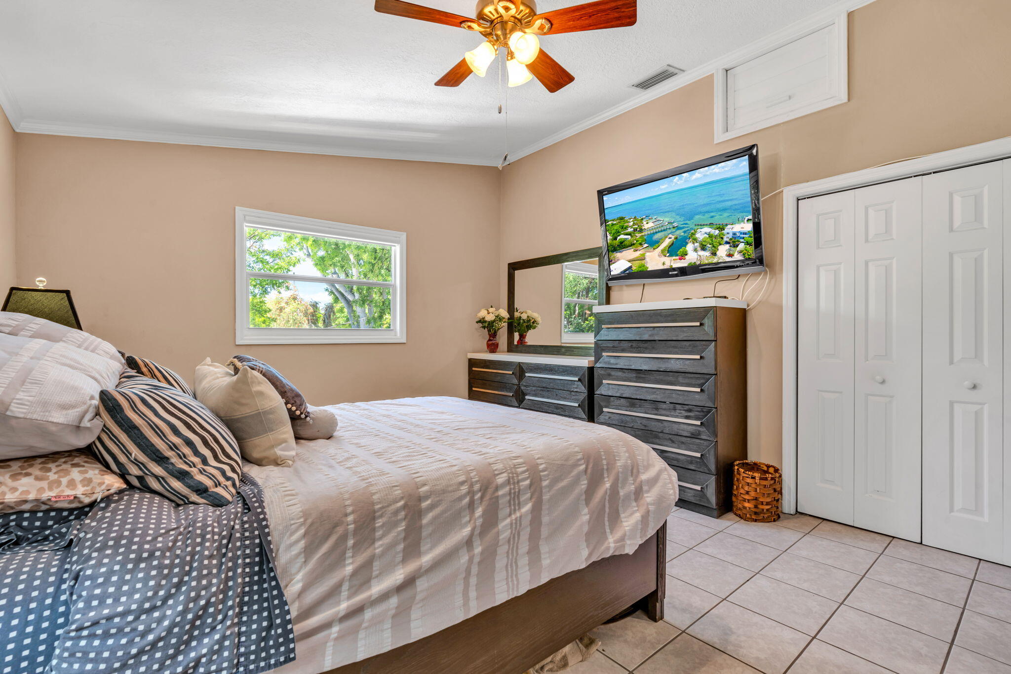 125 South Rolling Hill Road Tavernier, FL 33070 - Photo 19 of 48 a bedroom with a bed and a flat screen tv