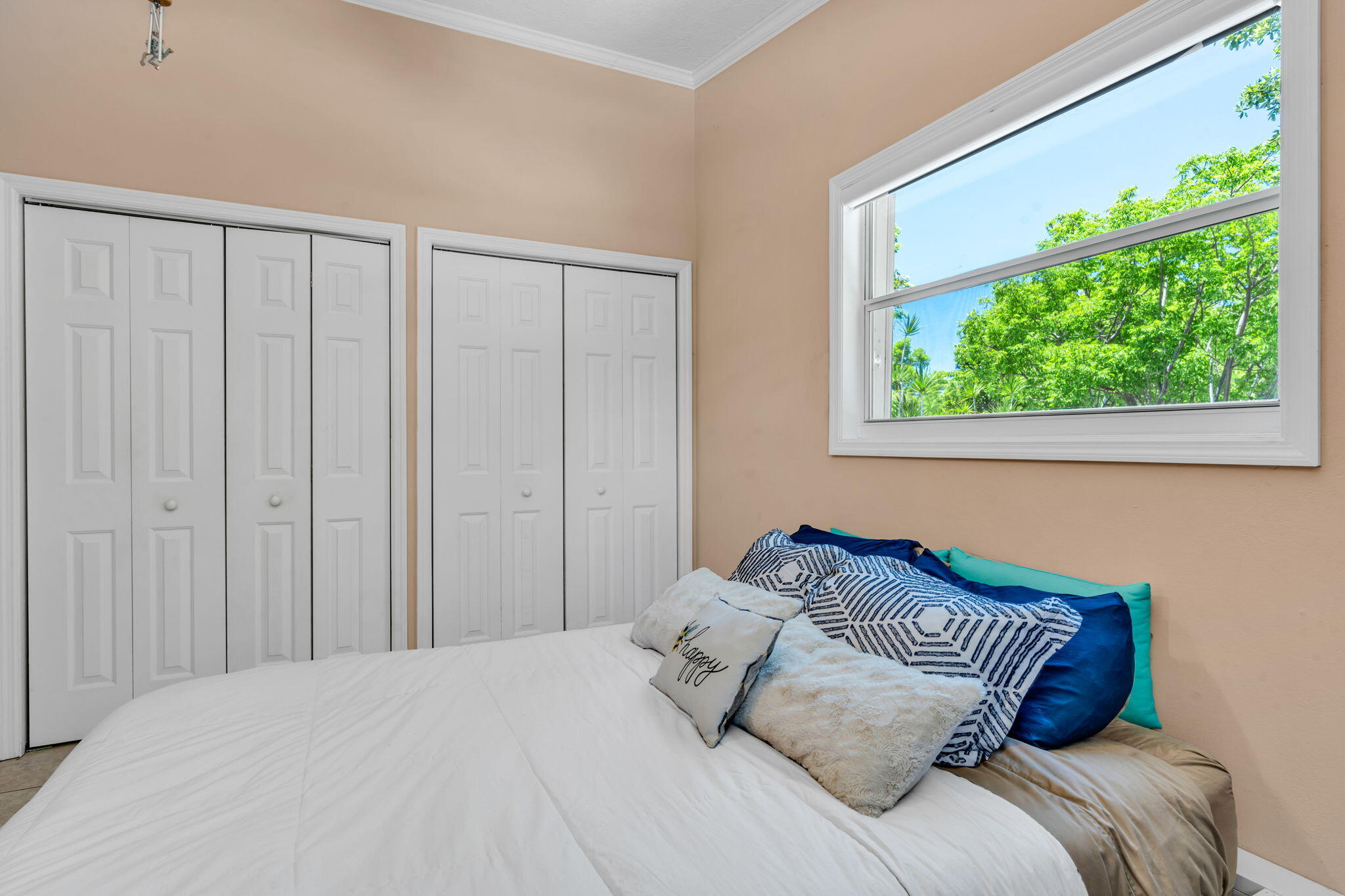 125 South Rolling Hill Road Tavernier, FL 33070 - Photo 27 of 48 a bedroom with a bed and a window