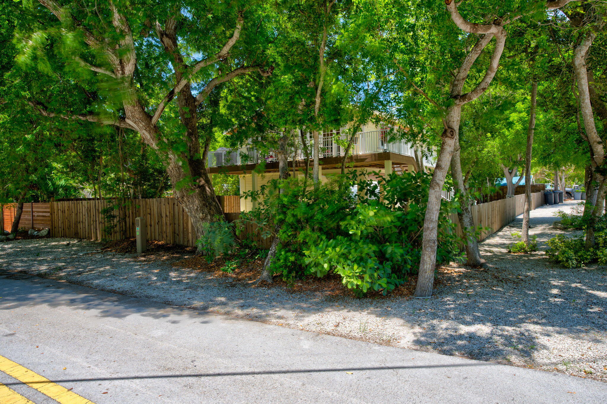125 South Rolling Hill Road Tavernier, FL 33070 - Photo 37 of 48 a backyard of a house with lots of green space