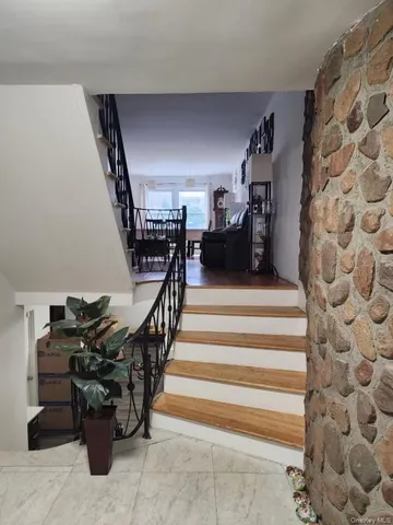 a view of entryway and workspace