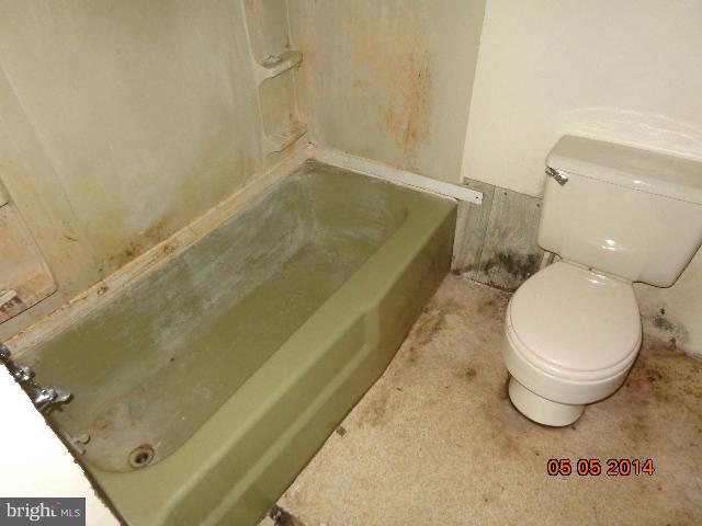 14307 Clear Spring Road Williamsport, MD 21795 - Photo 8 of 8 Bath