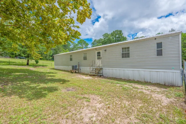 a view of a backyard