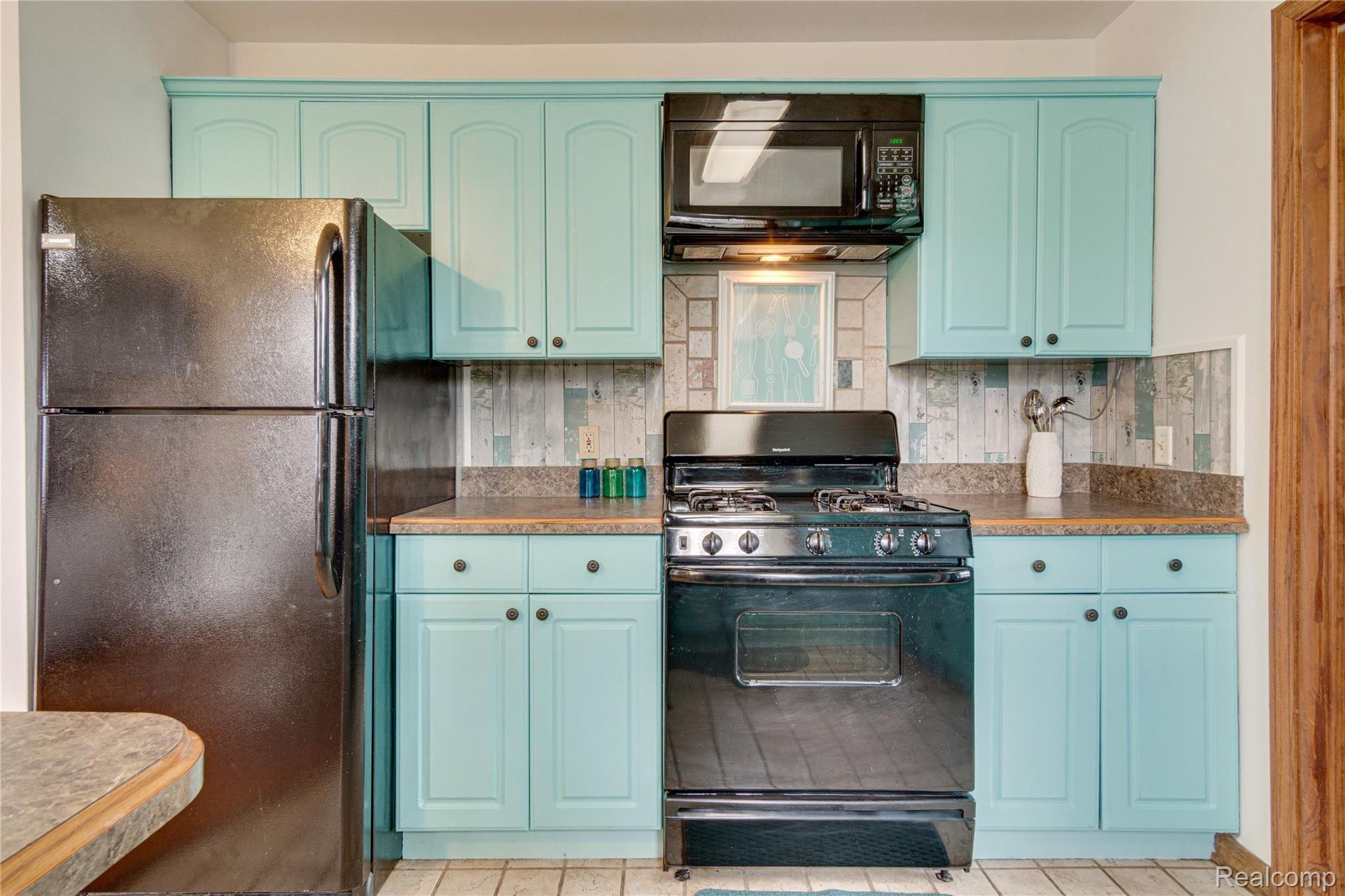 4377 Fenton Road Burton, MI 48529 - Photo 8 of 42 Interiors (11 of 28).jpg