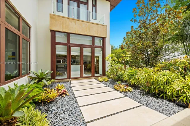 $300,000 | 401 Arvida Parkway, Coral Gables, FL 33156