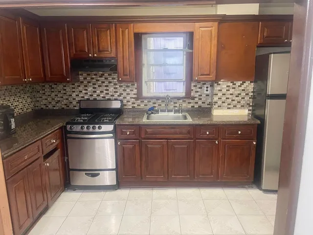 $2,100 | 200 Hutton Street, Unit 1, Jersey City, NJ 07307